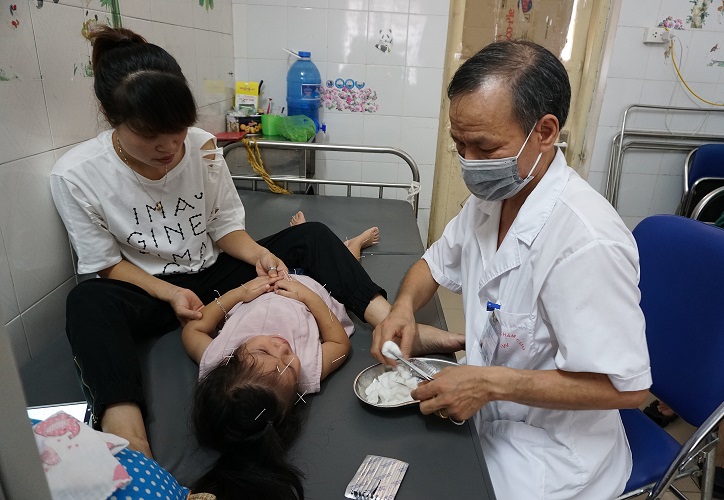 ThS.BS Dương Văn Tâm, Trưởng khoa Liệt vận động và Ngôn ngữ trẻ em, Bệnh viện Châm cứu Trung ương đang châm cứu điều trị cho bệnh nhi