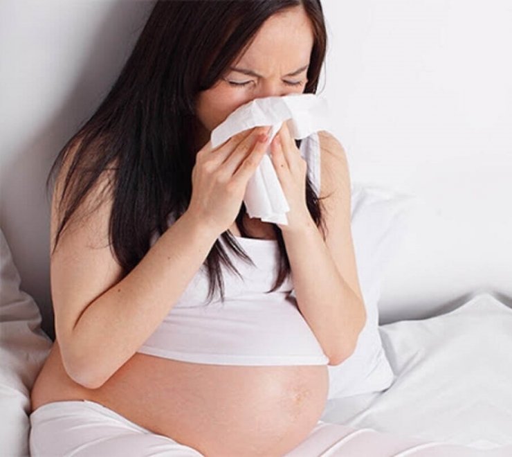 Khi mang bầu, sức đề kháng của phụ nữ kém hơn hẳn so với bình thường, do đó bà bầu rất dễ bị nhiễm cảm cúm