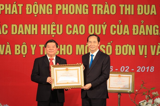 Chủ tịch nước Trần Đại Quang trao tặng Huân chương lao động hạng nhất cho PGS.TS Nguyễn Quốc Anh