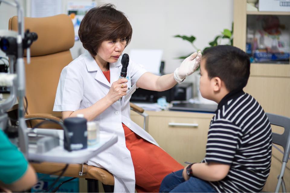 Để phòng ngừa và điều trị sớm các bệnh về mắt, cha mẹ nên đưa con đi khám mắt định kì ít nhất 6 tháng/lần 