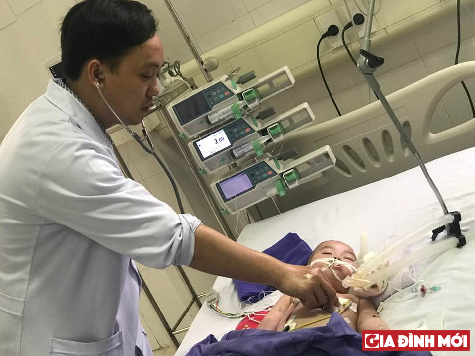 Bác sĩ cấp cứu điều trị nhiễm độc chì cho bé Nguyễn Ngọc Diễm M.