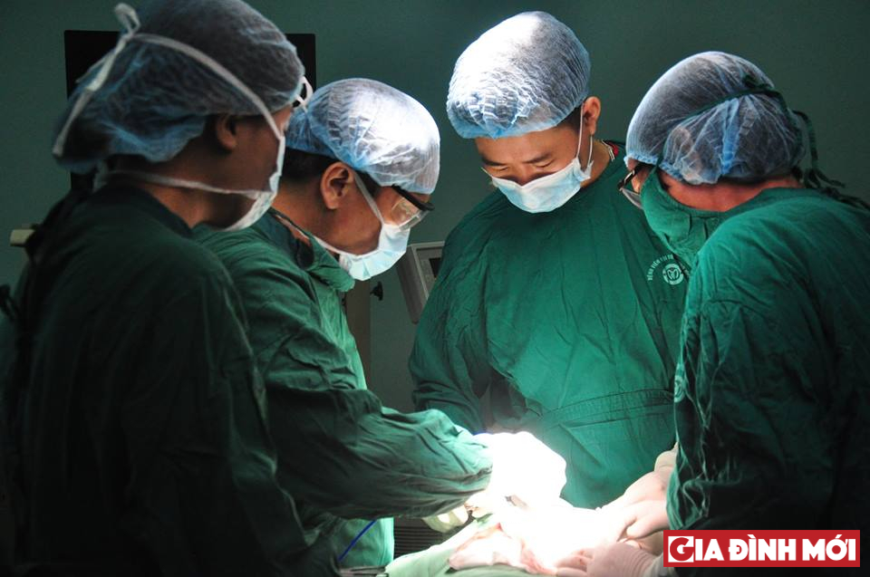 Các bác sĩ tiến hành phẫu thuật u tụy nội tiết cho bệnh nhân