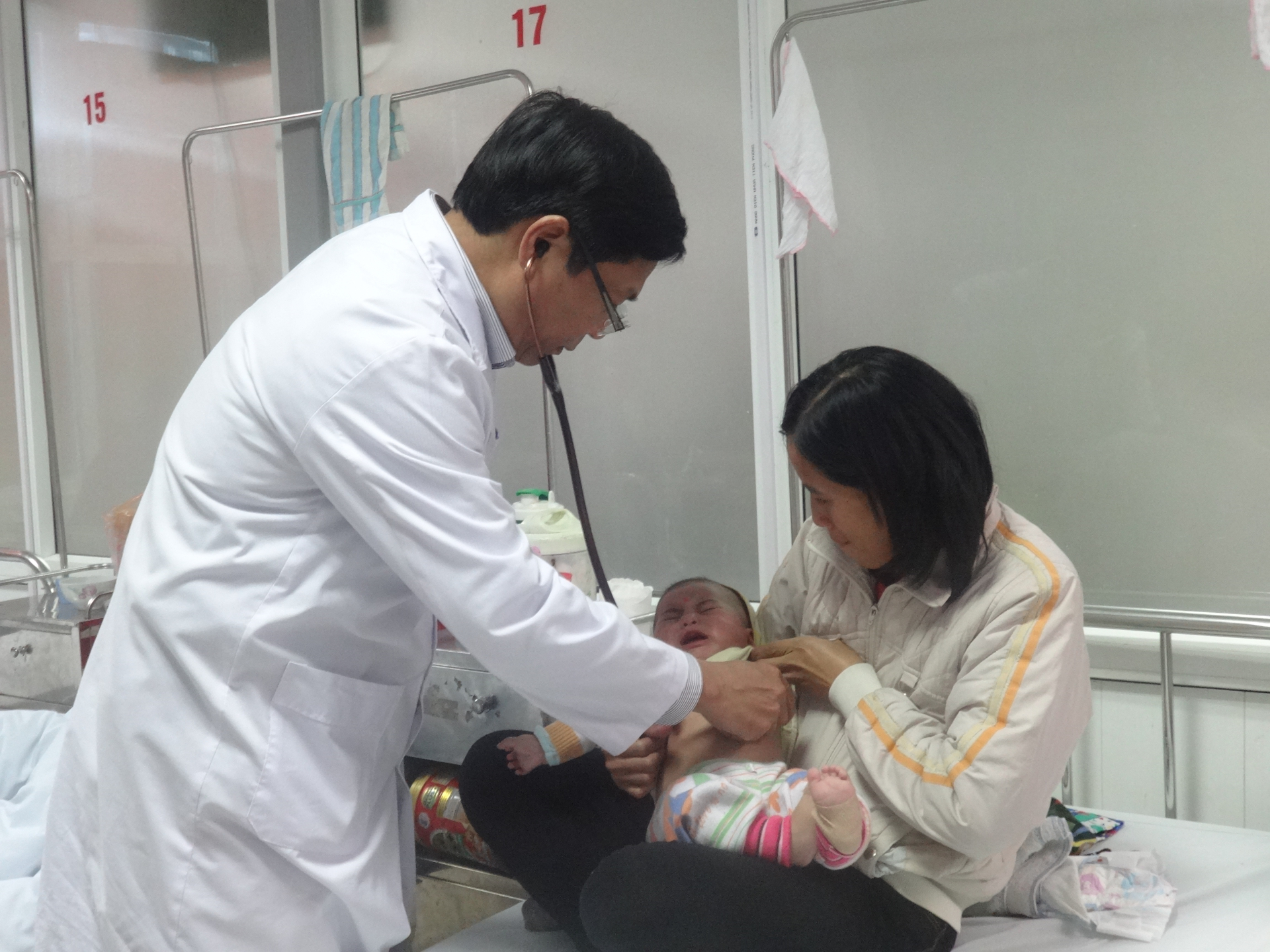 PGS.TS.BS Hà Hữu Tùng, Giám đốc Bệnh viện Đa khoa Nông Nghiệp thăm khám cho bệnh nhi