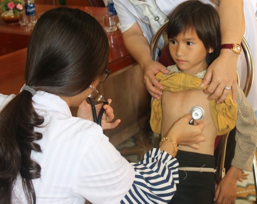 Bác sĩ của Bệnh viện Bạch Mai tiến hành khám sàng lọc bệnh tim bẩm sinh cho trẻ ở Yên Bái