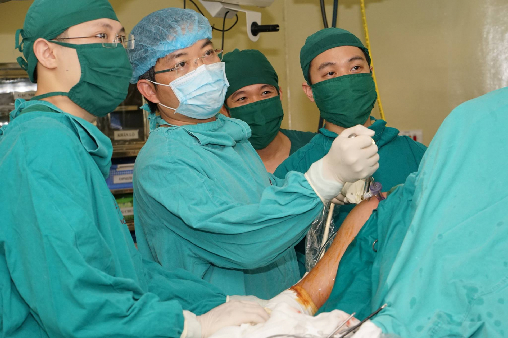 Bác sĩ Trần Trung Dũng (thứ 2 từ trái sang) đang phẫu thuật điều trị thoái hóa khớp cho người bệnh