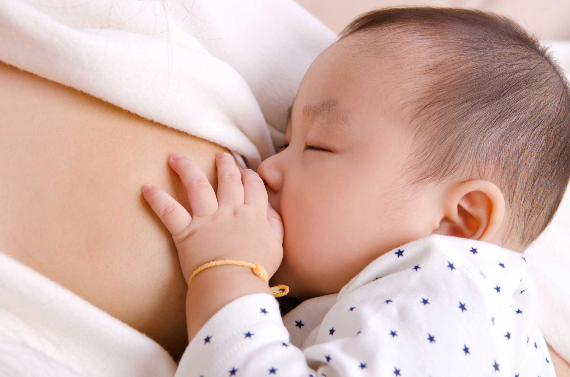Con bú mẹ trong những trường hợp mẹ bị bệnh thông thường không ảnh hưởng đến sức khỏe của trẻ. Ảnh minh họa