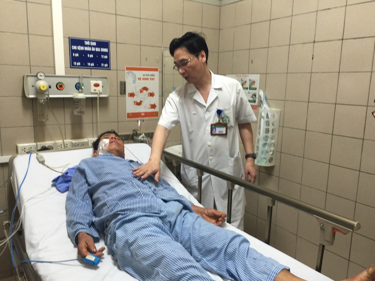 Bác sĩ Nguyễn Tiến Dũng đang thăm khám cho bệnh nhân Sùng Diêu Hồng
