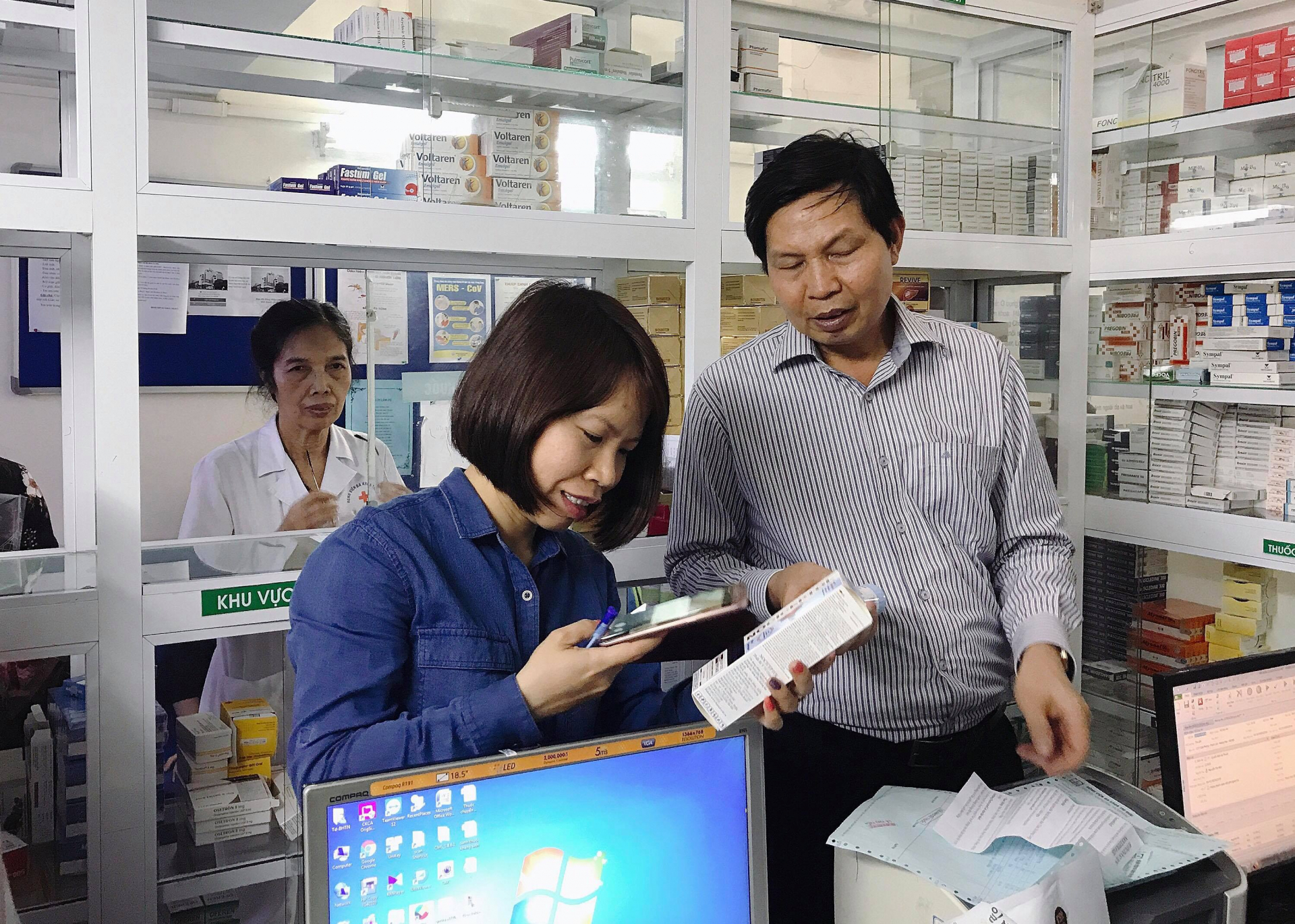 Đoàn kiểm tra của Sở Y tế Hà Nội tiến hành kiểm tra dược phẩm tại nhà thuốc