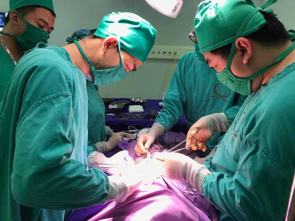 Các bác sĩ Nhi Sản Quảng Ninh tiến hành ca phẫu thuật cho bệnh nhi Quỳnh A.