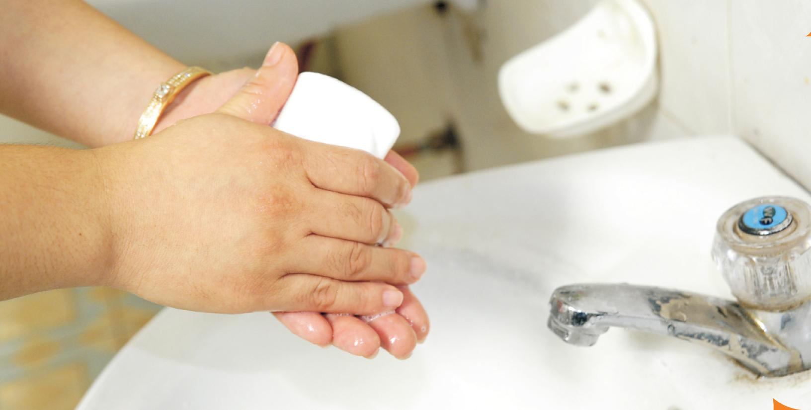   Thường xuyên rửa tay bằng xà phòng dưới vòi nước chảy giúp phòng ngừa bệnh tay chân miệng hiệu quả. Ảnh minh họa  
