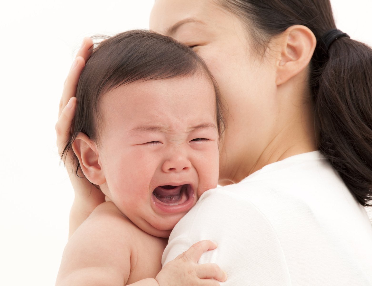   Trẻ quấy khóc dai dẳng là dấu hiệu cảnh báo sớm của bệnh tay chân miệng. Ảnh minh họa  