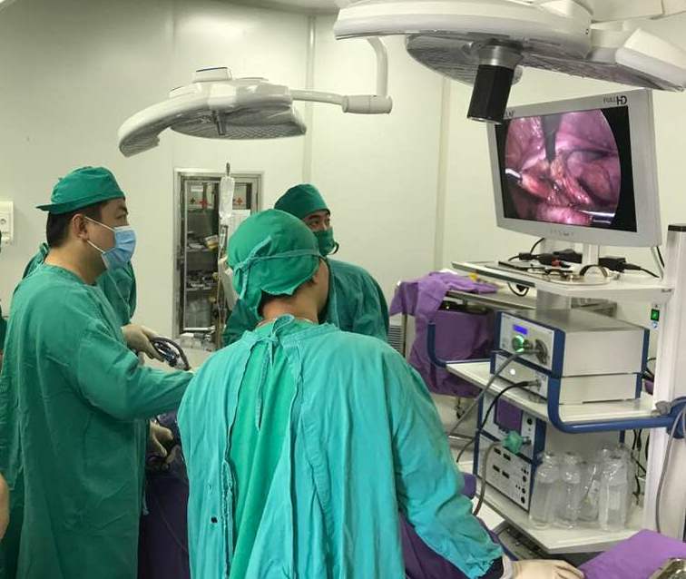 Các bác sĩ Bệnh viện Sản Nhi Quảng Ninh phẫu thuật nội soi cắt u tuyến thượng thận cho bé V.