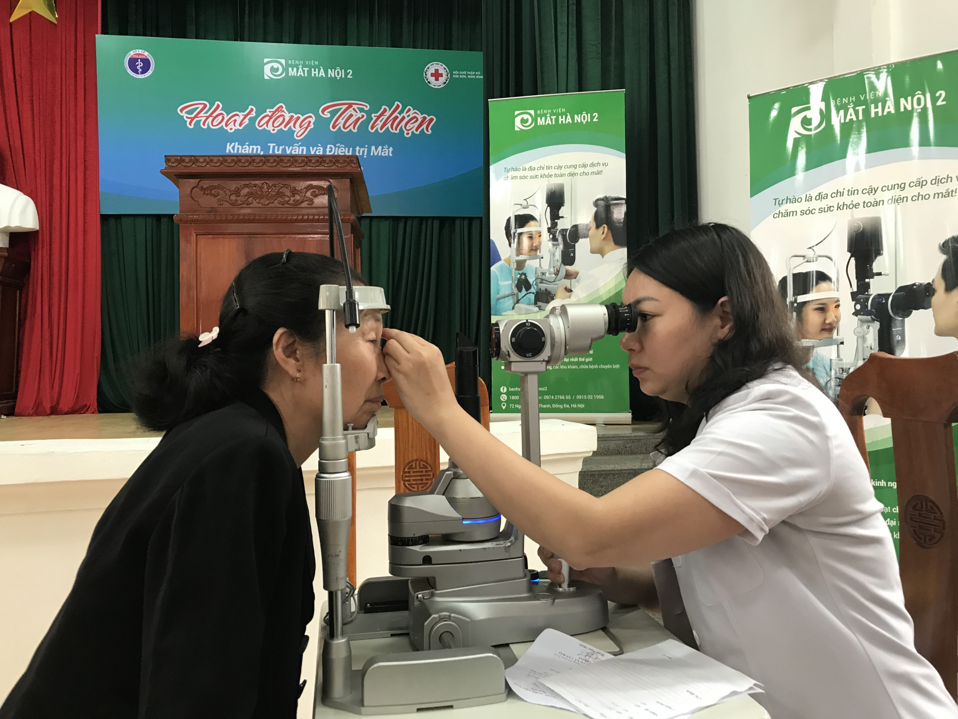 Bác sĩ của Bệnh viện Mắt Hà Nội 2 thăm khám và điều trị bệnh về mắt miễn phí cho người dân
