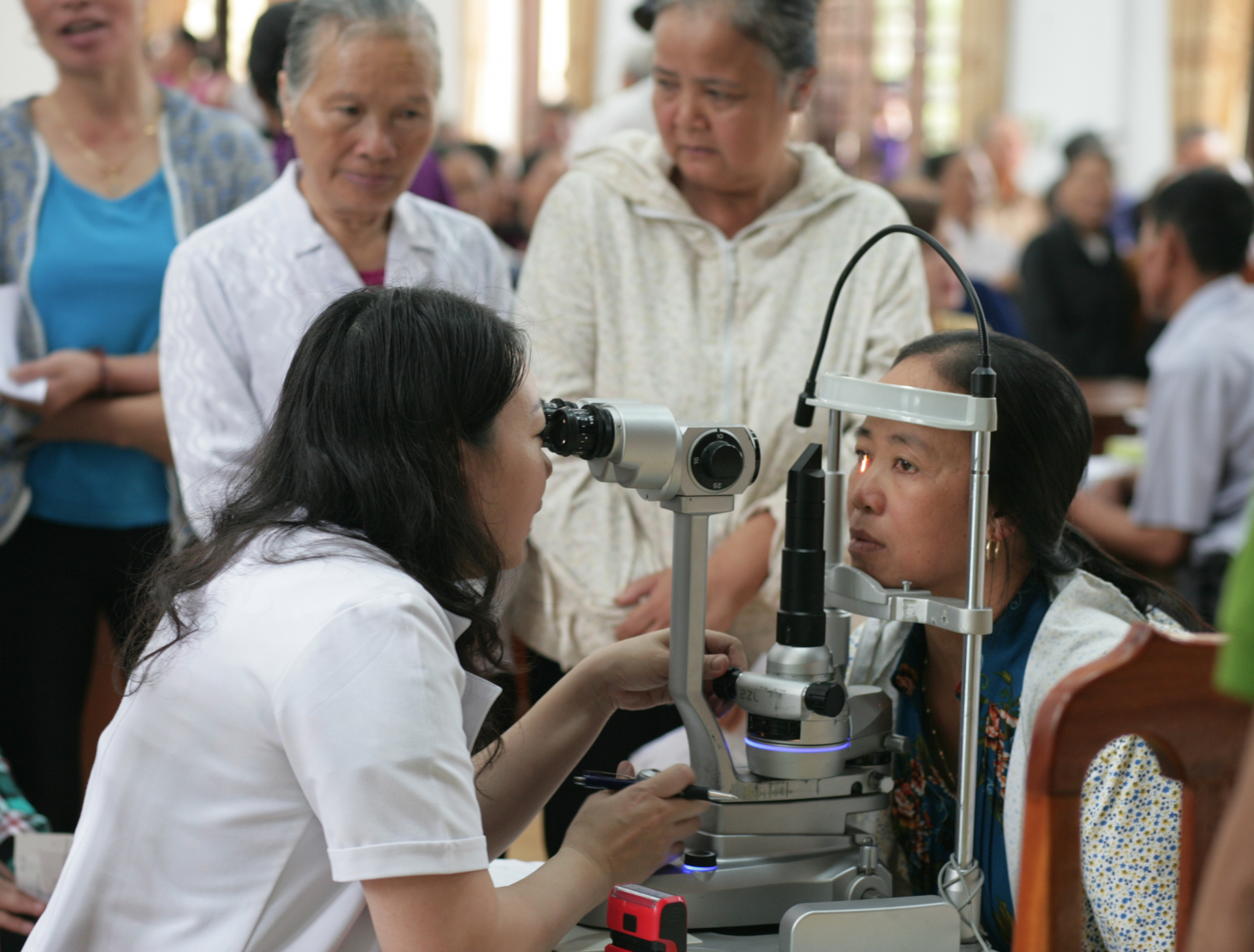 Người dân ở Kim Sơn, Ninh Bình xếp hàng chờ bác sĩ thăm khám mắt miễn phí