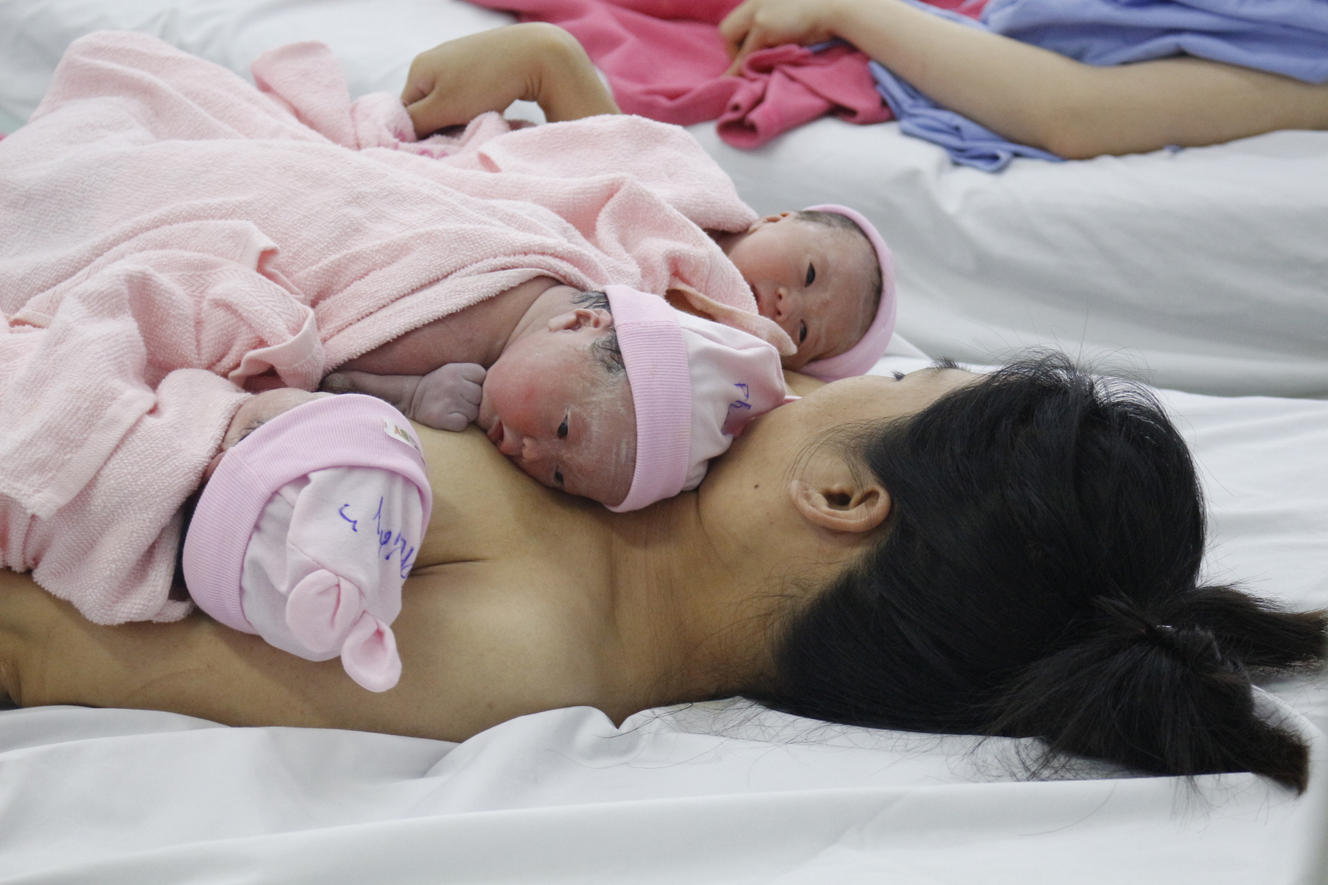 3 bé gái được tiếp xúc da kề da với mẹ sau sinh