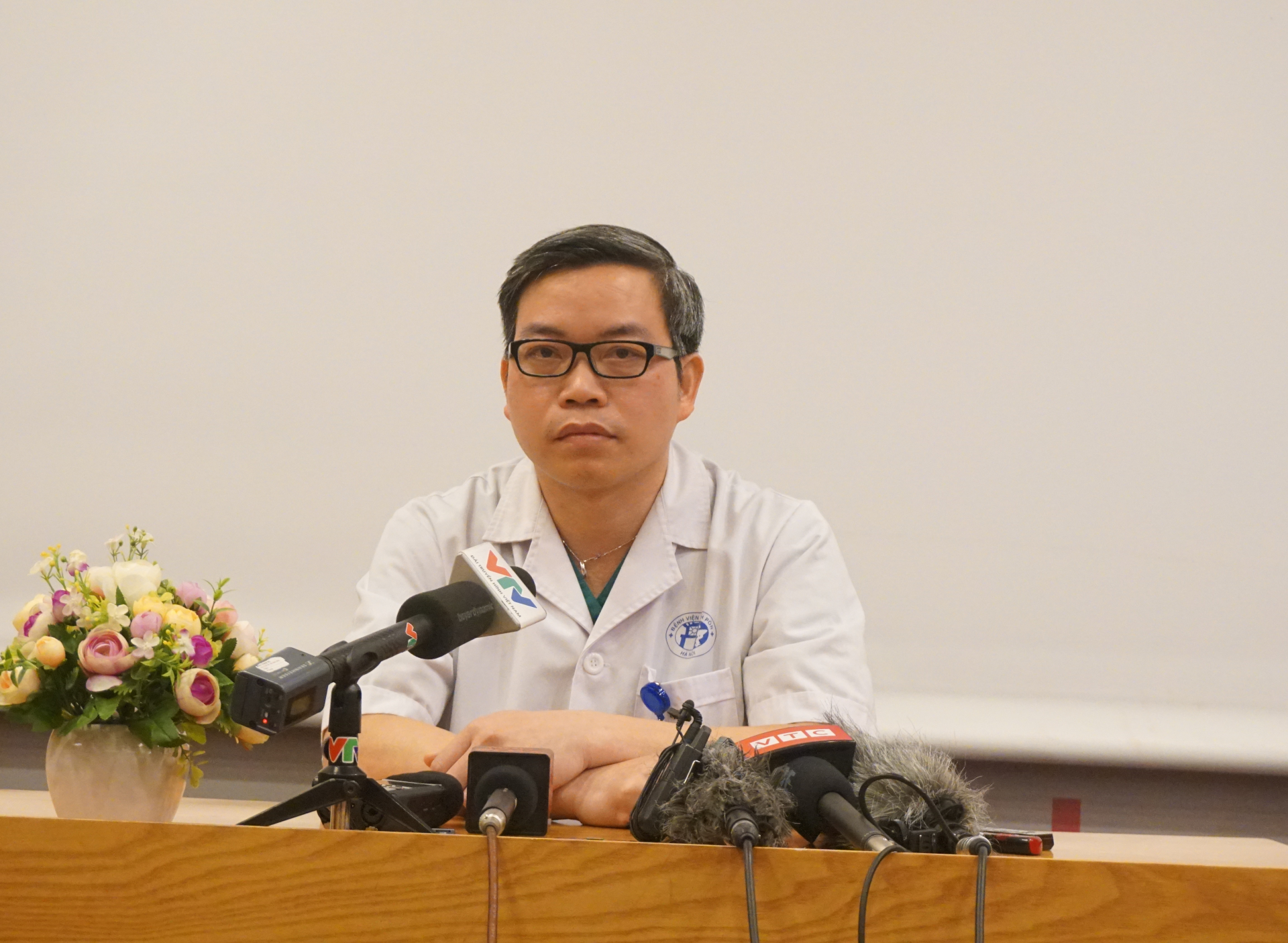 PGS.TS Trần Trung Dũng, Phó giám đốc Bệnh viện Xanh Pôn trả lời báo chí