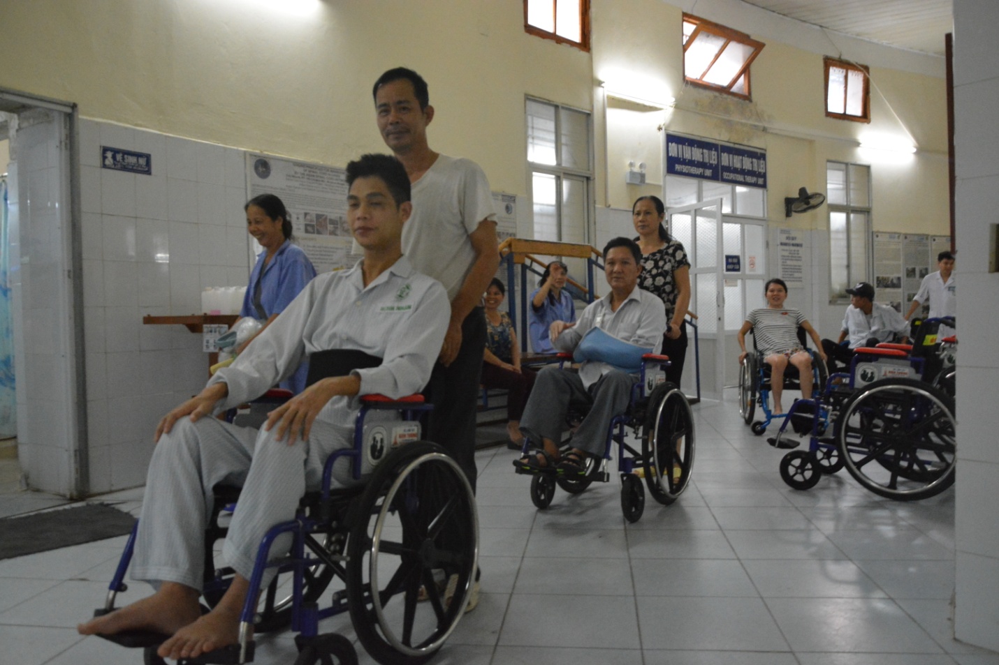 Những chiếc xe lăn Bệnh viện Bạch Mai tặng cho các bệnh nhân khiếm khuyết vận động, khuyết tật