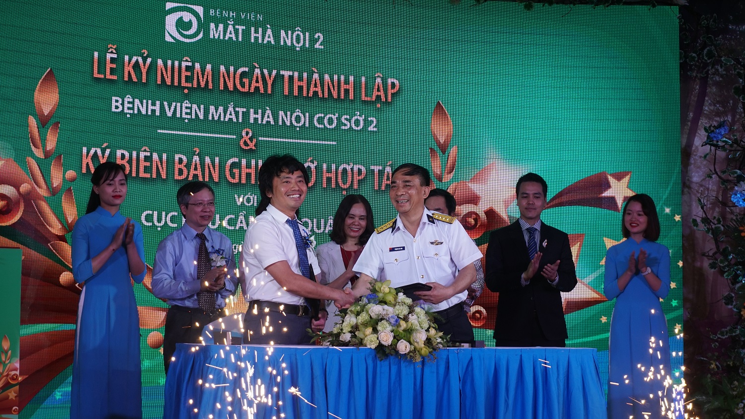 Đại diện Bệnh viện Mắt Hà Nội 2 và đại diện Cục Hậu cần, Quân Chủng Hải Quân Việt Nam ký biên bản ghi nhớ hợp tác trong khuôn khổ khám chữa bệnh cho các chiến sỹ