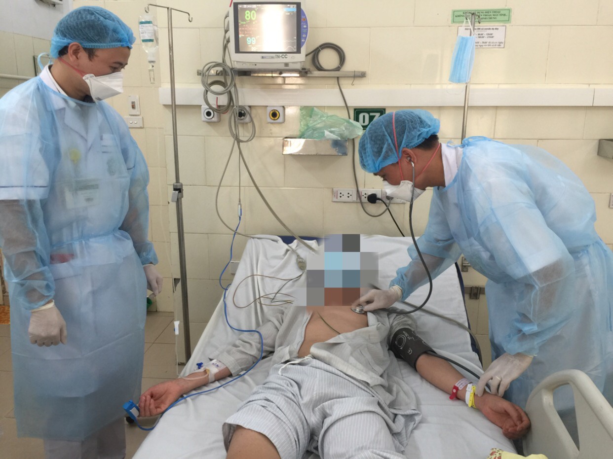 Các bác sĩ của Bệnh viện Bạch Mai đang điều trị cho bệnh nhân bị nhiễm vi khuẩn não mô cầu