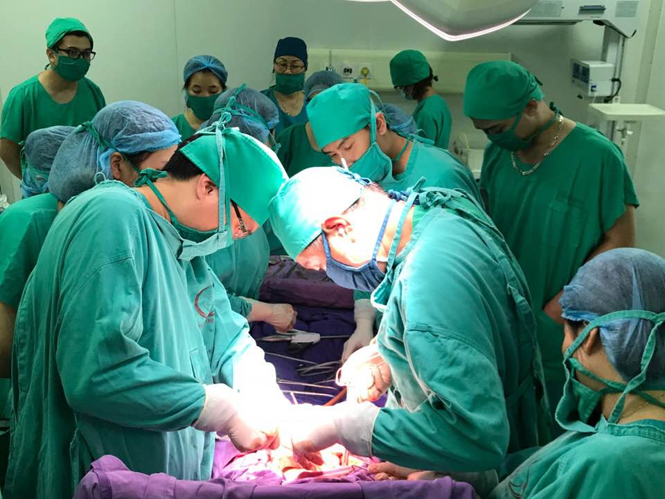 Các bác sĩ của Bệnh viện Sản nhi Quảng Ninh phẫu thuật lấy thai nhi cho sản phụ Nguyễn Thị P. bị u gan nặng