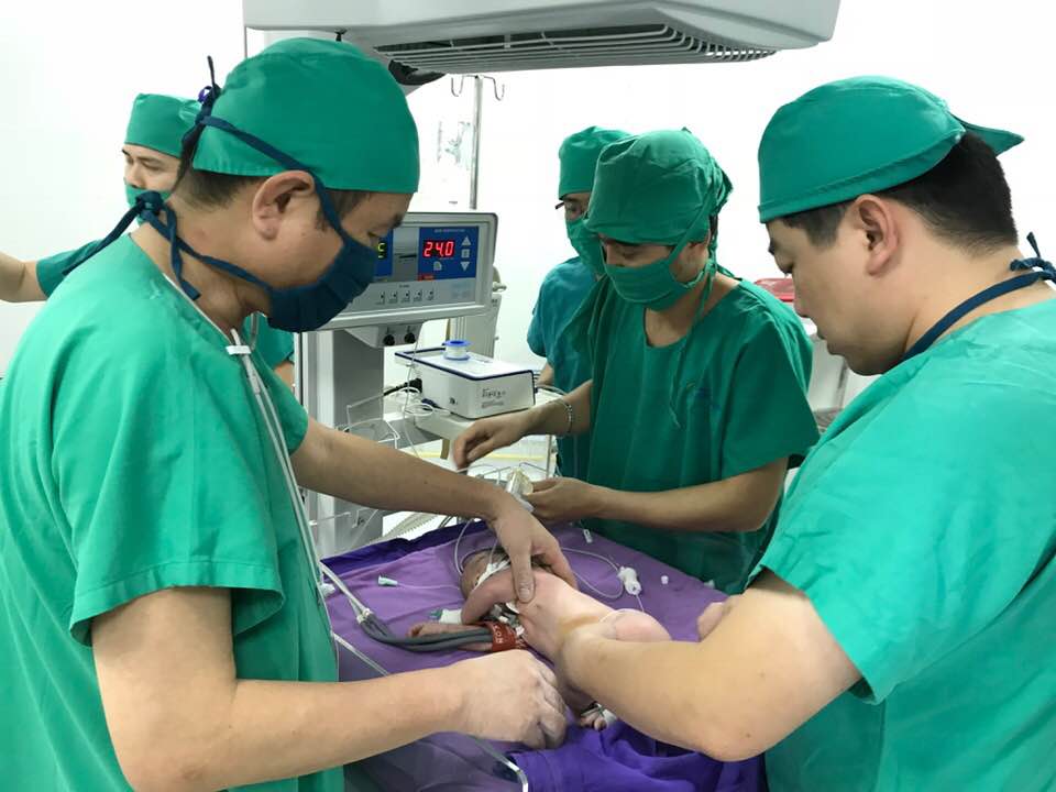 Các bác sĩ của Bệnh viện Sản Nhi Quảng Ninh phẫu thuật cho bé trai sơ sinh bị thoát vị cơ hoành bẩm sinh