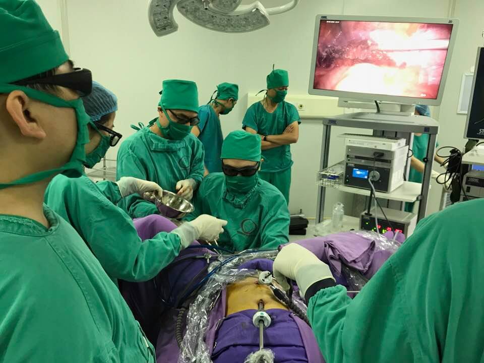 Các bác sĩ của Bệnh viện Sản Nhi Quảng Ninh tiến hành phẫu thuật nội soi 3D điều trị bệnh lý sản phụ khoa cho bệnh nhân Lê Thị B.