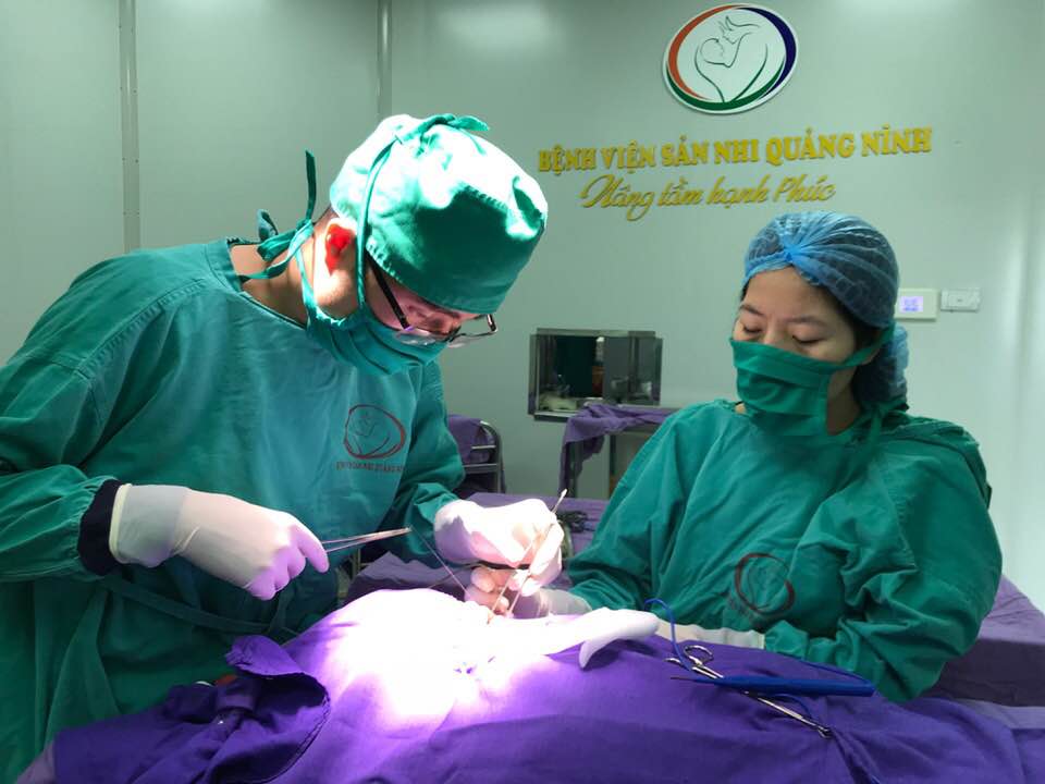 Các bác sĩ của Bệnh viện Sản nhi Quảng Ninh đang phẫu thuật tạo hình khe hở môi cho bệnh nhi Đào Văn T.