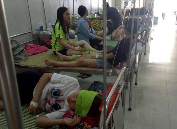 Bệnh nhân bị ngộ độc thực phẩm đang được điều trị tại Bệnh viện Đa Khoa Phúc Yên. Ảnh Zing.vn