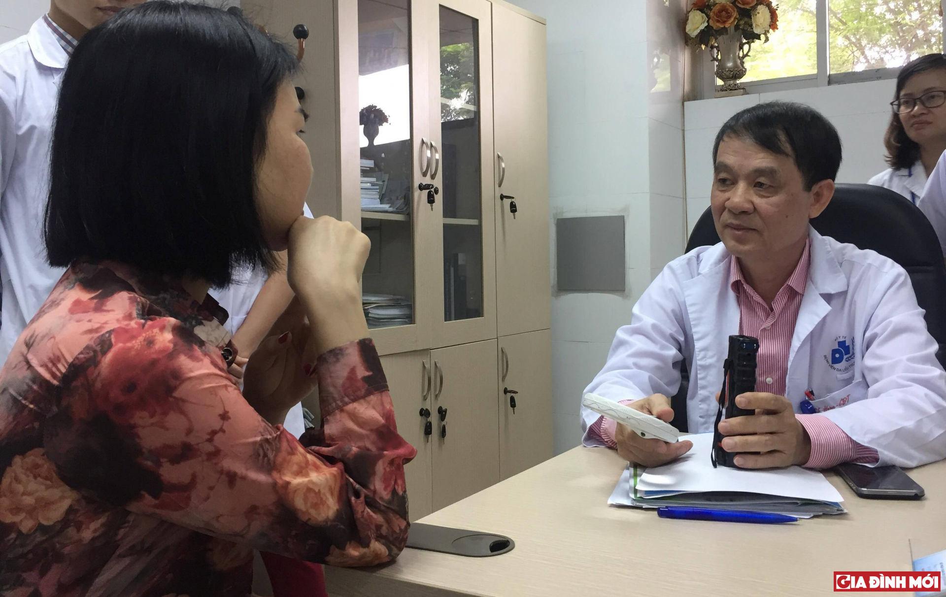 PGS.TS Nguyễn Duy Hưng, Tổng thư ký Hội Da liễu Việt Nam đang thăm khám cho bệnh nhân