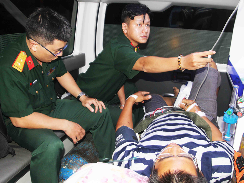 Bệnh nhân Nguyễn Công Chính bị nhồi máu cơ tim được đưa vào đất liền cấp cứu bằng trực thăng. Ảnh: PLO