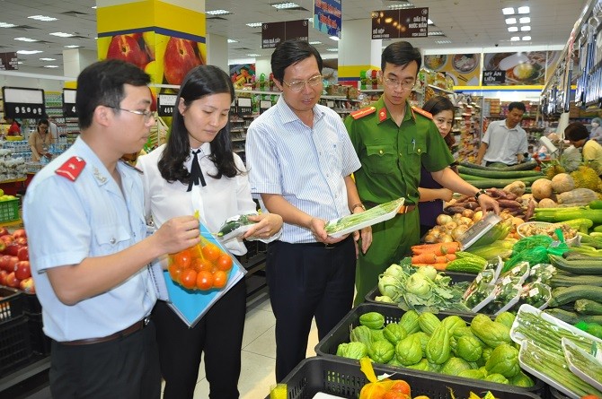 Lực lượng chức năng tiến hành kiểm tra tại một cơ sở kinh doanh thực phẩm trên địa bàn TP Hà Nội