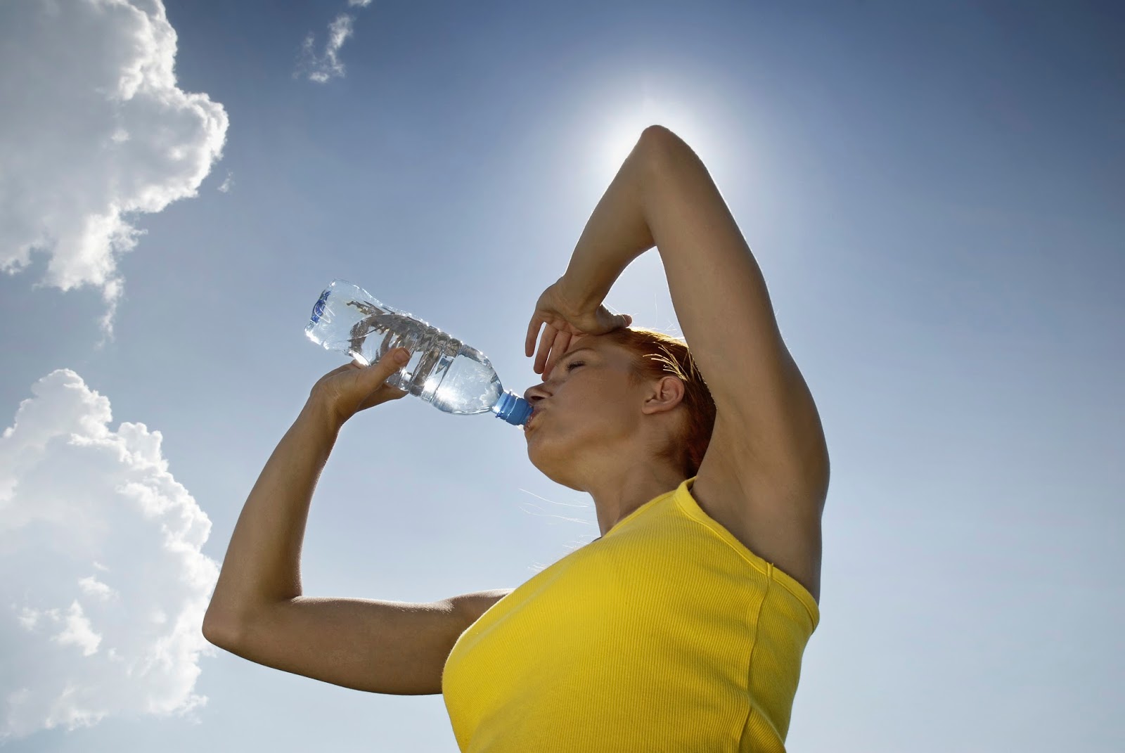 Uống nhiều nước trong mùa hè để phòng ngừa say nắng