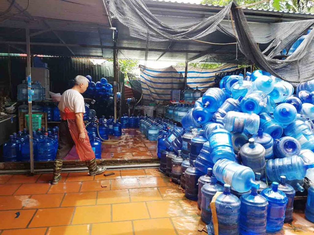 Nhiều cơ sở sản xuất nước uống đóng chai không đảm bảo điều kiện an toàn vệ sinh thực phẩm. Ảnh minh họa