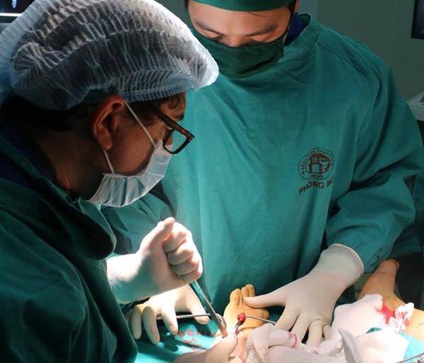 Các bác sĩ tiến hành phẫu thuật điều trị cho trẻ bị dị tật về cơ quan vận động