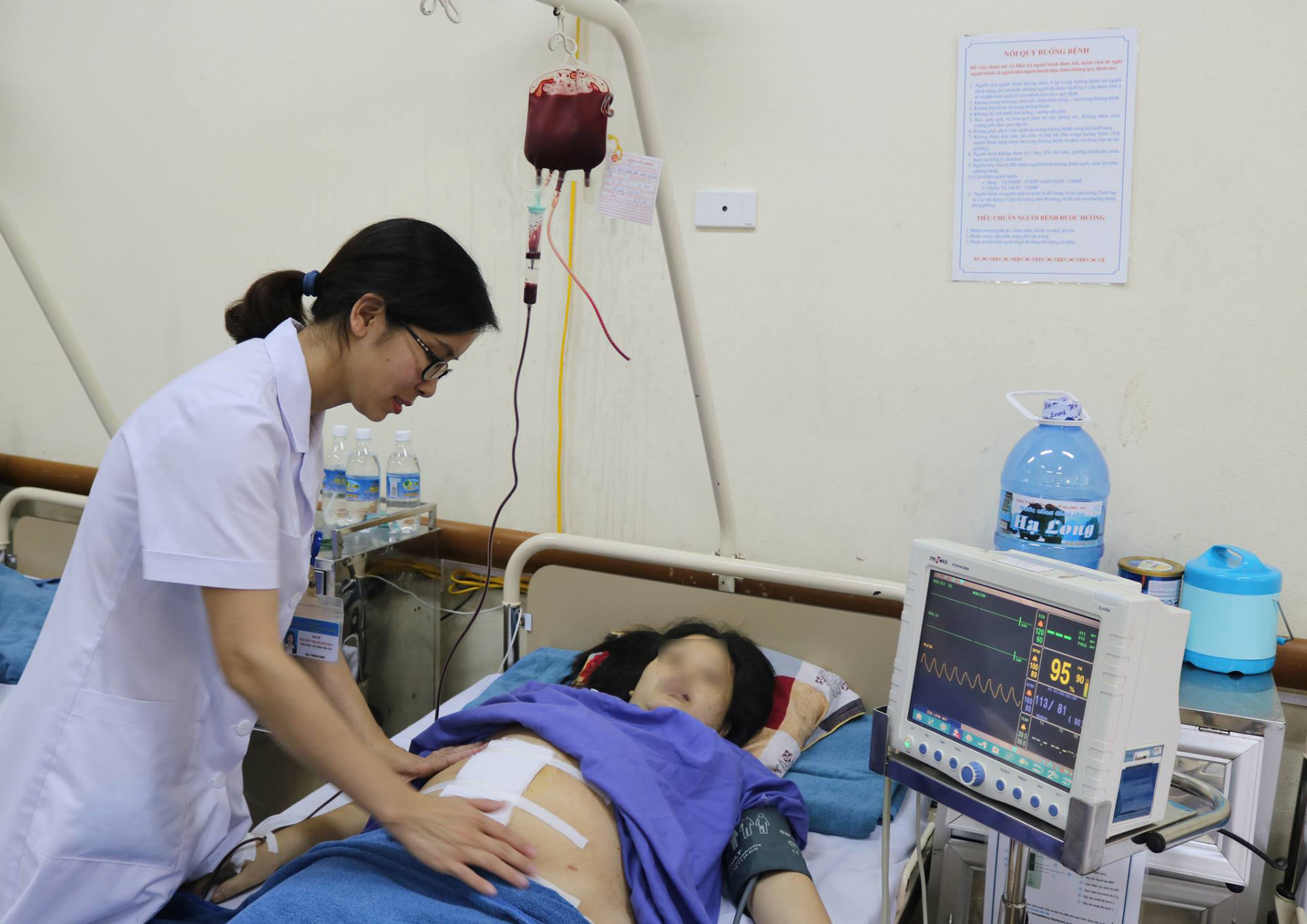 Sản phụ được nhân viên y tế Bệnh viện Việt Nam - Thụy Điển Uông Bí chăm sóc sau phẫu thuật cấp cứu