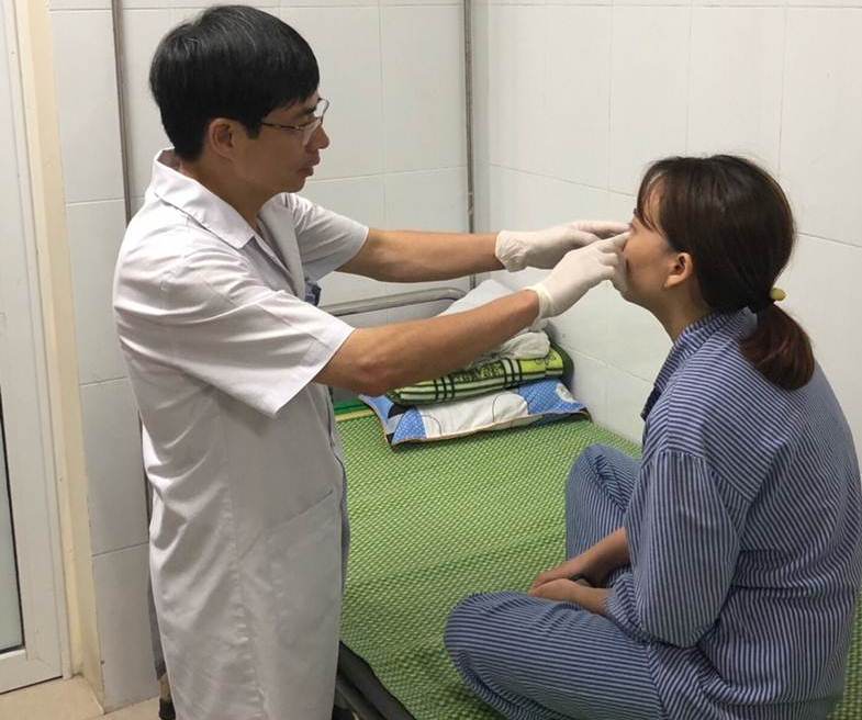 TS.BS Phạm Cao Kiêm, Trưởng khoa Phẫu thuật tạo hình thẩm mỹ và phục hồi chức năng, Bệnh viện Da liễu Trung ương thăm khám cho bệnh nhân M.
