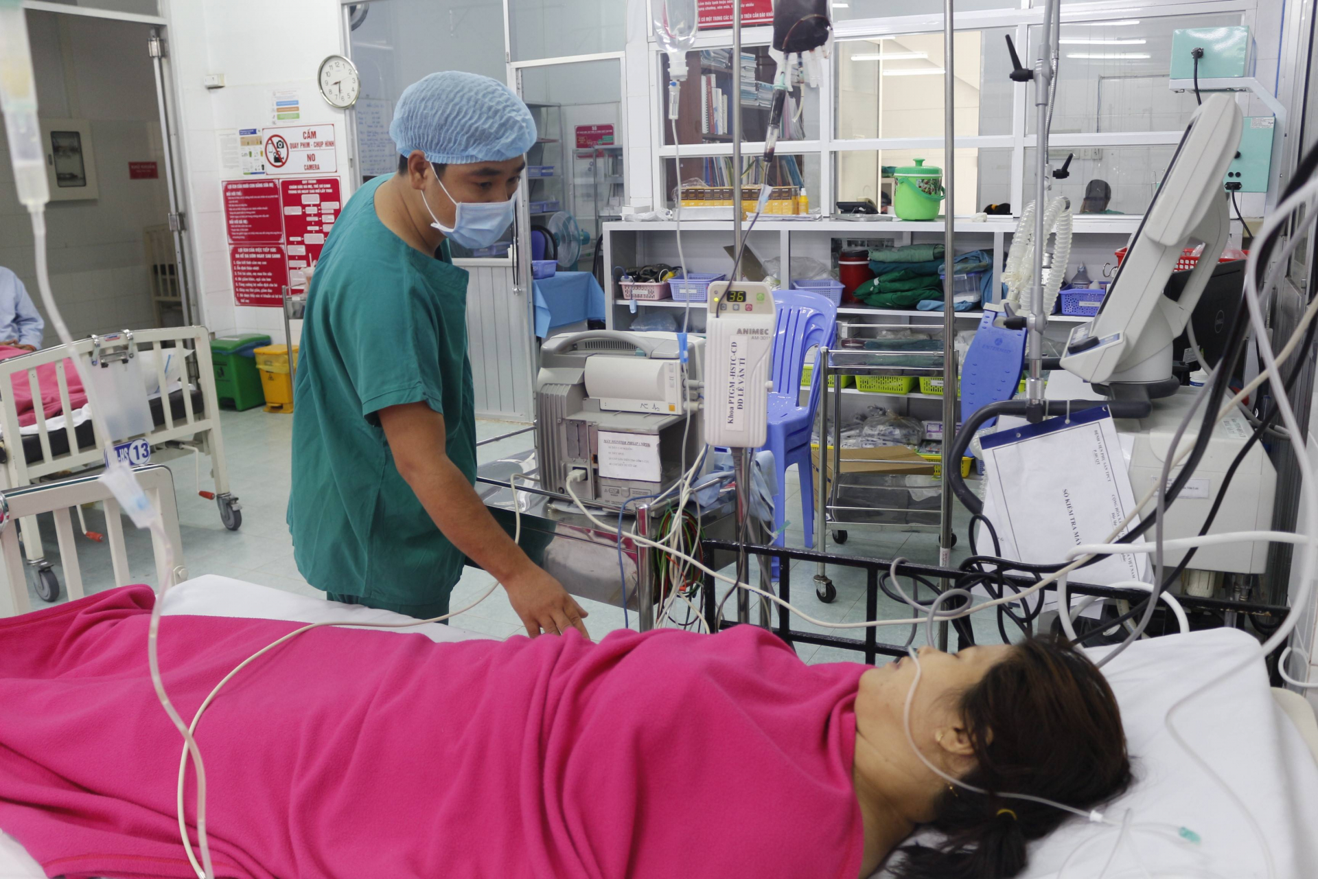 Sản phụ Bùi Thị Thanh Th. được nhân viên y tế chăm sóc sau phẫu thuật