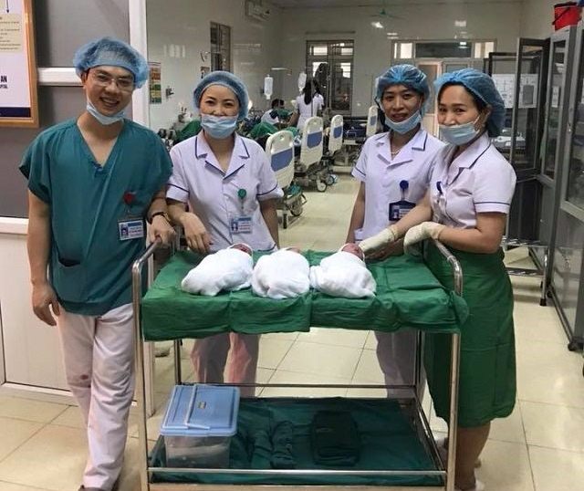 3 em bé chào đời khỏe mạnh đang được nhân viên y tế chăm sóc