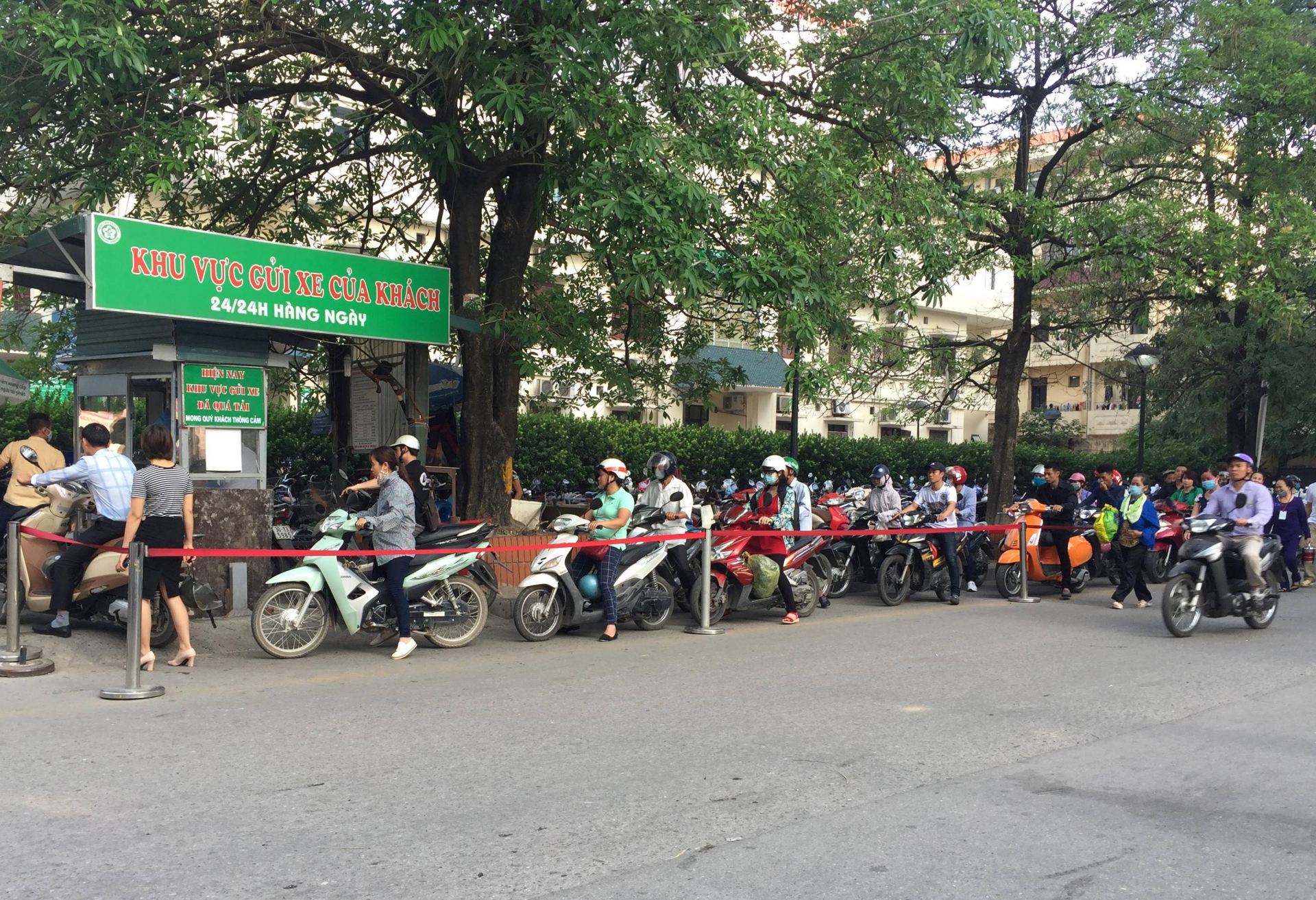 Nhiều người xếp hàng dài từ sáng sớm vẫn không có chỗ gửi xe khi đến Bệnh viện Bạch Mai thăm khám