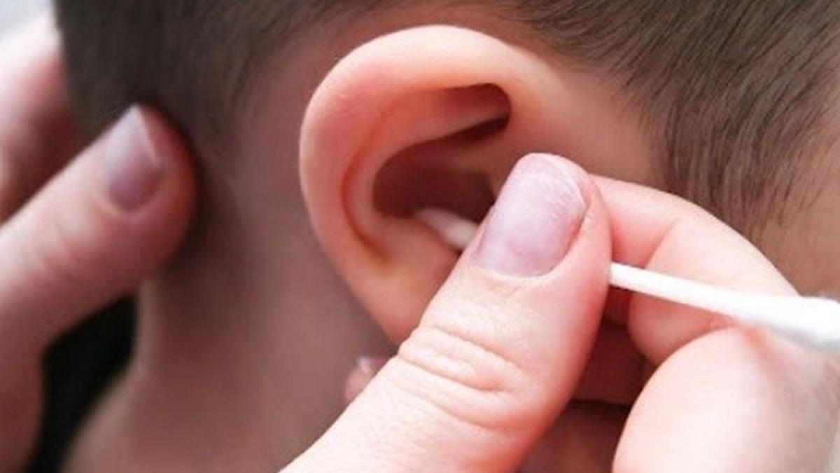 Thói quen lau chùi, lấy ráy tai cho con bằng dụng cụ cứng, không đảm bảo vệ sinh sẽ làm tăng nguy cơ viêm tai ở trẻ