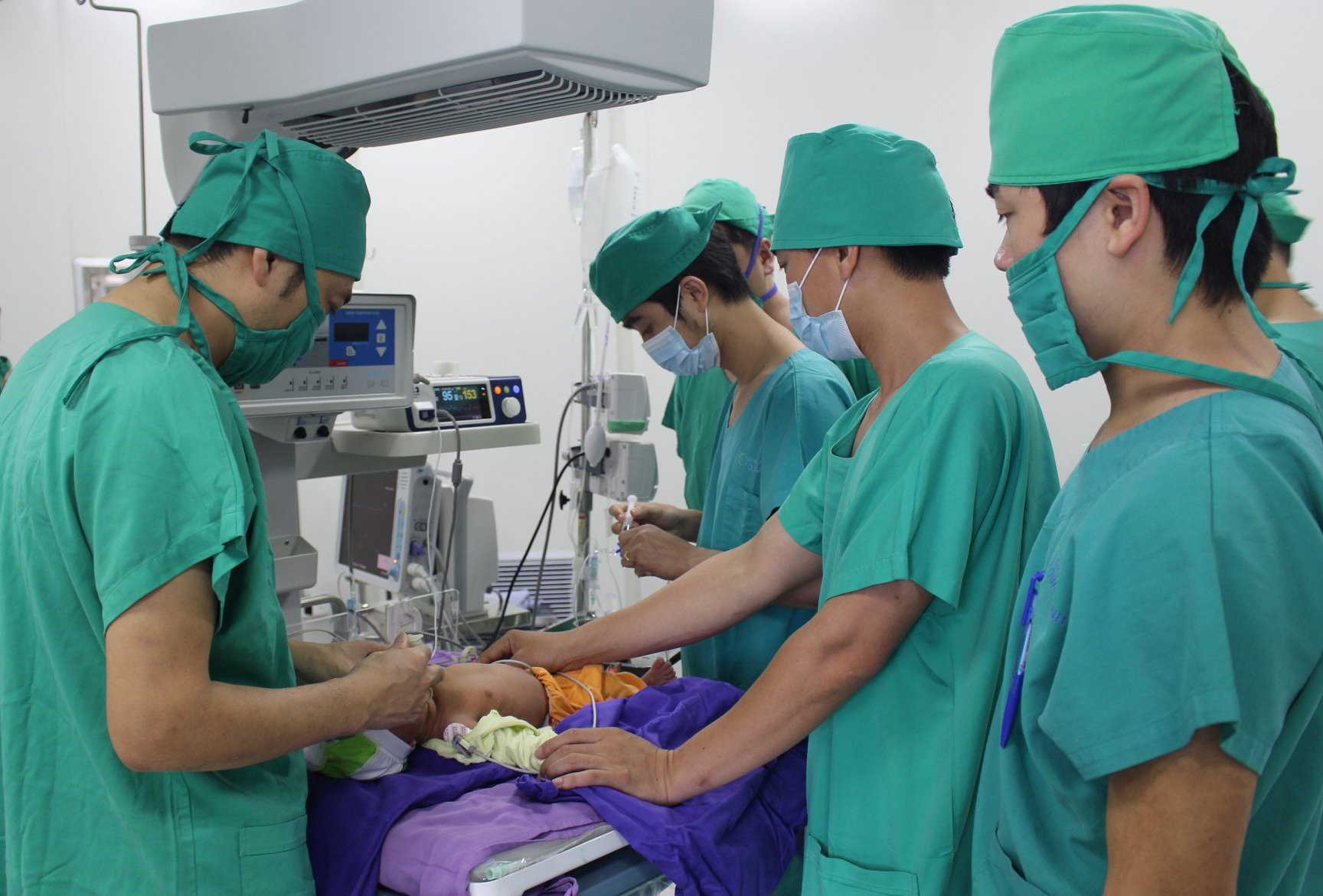 Các bác sĩ của Bệnh viện Sản Nhi Quảng Ninh tiến hành phẫu thuật đóng ống động mạch cho bệnh nhi