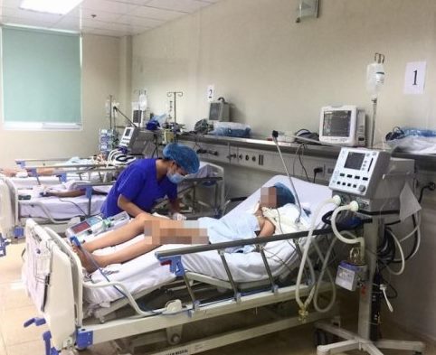 Bệnh nhi bị viêm não Nhật Bản nặng, phải thở máy điều trị bệnh tại Bệnh viện Nhi Trung ương