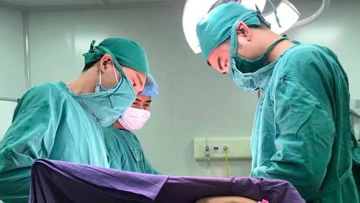 Các bác sĩ tiến hành phẫu thuật lấy khối u cho bệnh nhân