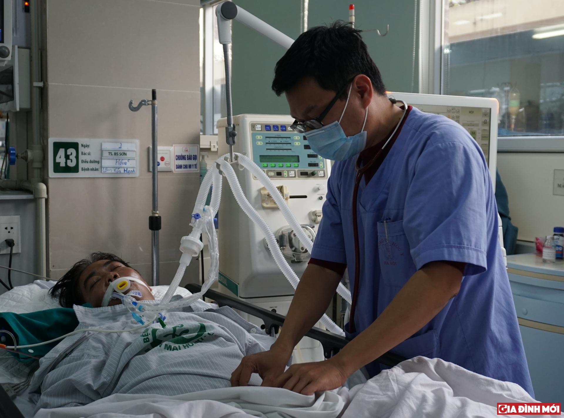 Bác sĩ Ngô Đức Hùng, khoa Cấp cứu A9, Bệnh viện Bạch Mai thăm khám cho bệnh nhân