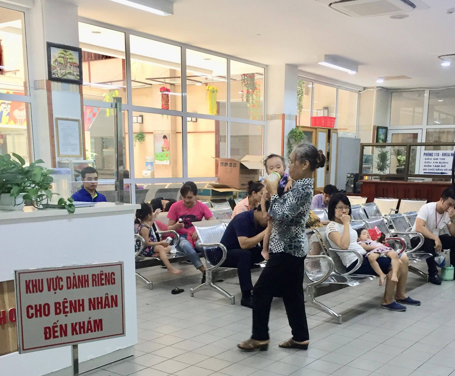 Mặc dù đã gần 12 giờ trưa nhưng số bệnh nhi xếp hàng chờ thăm khám tại khoa Nhi, Bệnh viện Bạch Mai vẫn rất đông