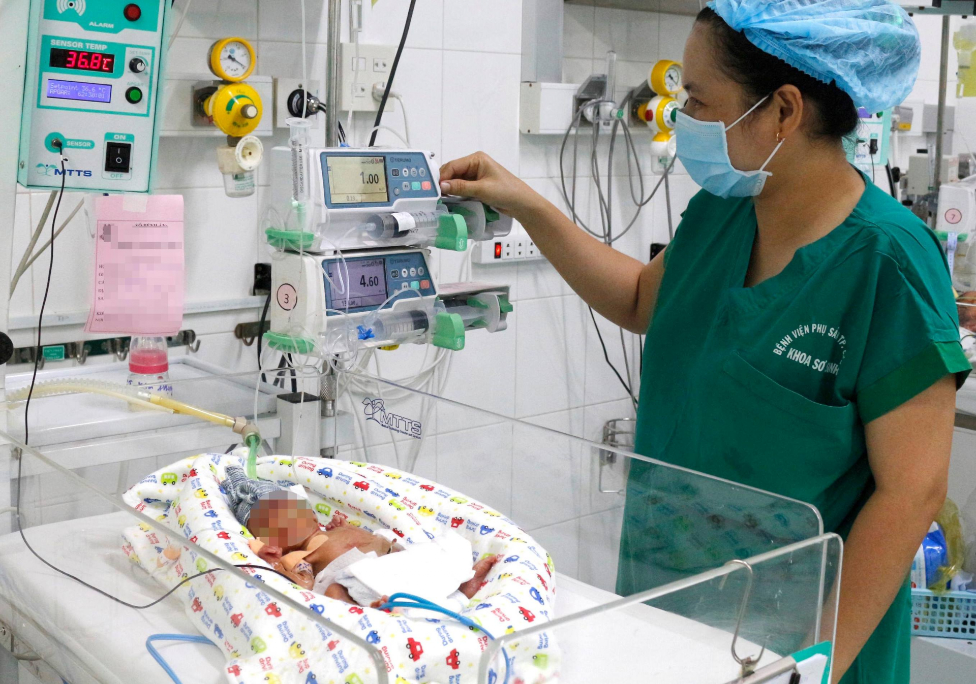 Bé gái sinh non bị bệnh màng trong đang được nhân viên y tế chăm sóc