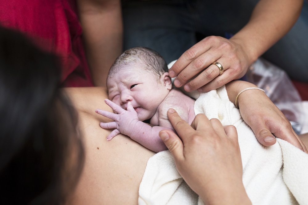 Sau sinh thường tỉ lệ được thực hiện da kề da với em bé tăng lên. Ảnh minh họa