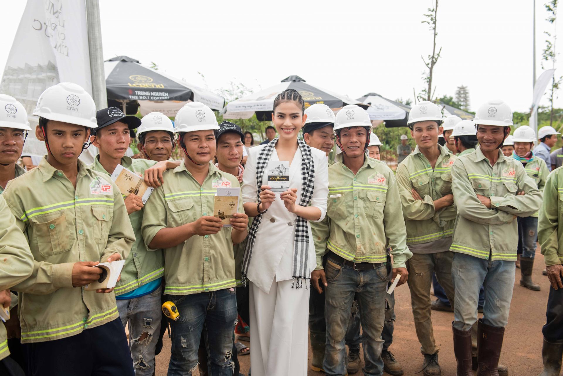 Á hậu Trương Thị May cùng các công nhân trẻ ở Buôn Ma Thuột