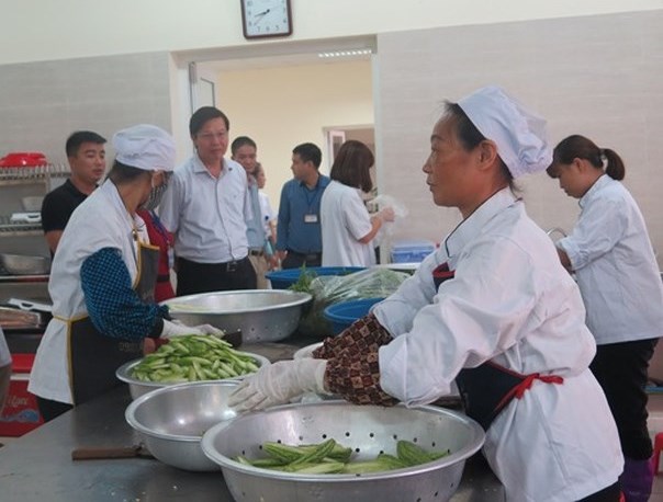Đoàn kiểm tra an toàn vệ sinh thực phẩm của Sở Y tế Hà Nội tiến hành kiểm tra bếp ăn tập thể của Bệnh viện Đa khoa Đông Anh