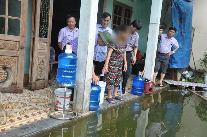 Ông Nguyễn Khắc Hiền cùng đoàn công tác thăm, chia sẻ với nhà dân vùng ngập úng và tư vấn các biện pháp chủ động phòng chống dịch bệnh